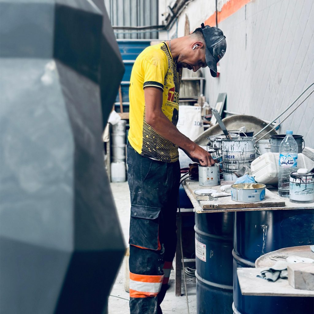 Bespoke Sculpture Morocco production process showing advanced engineering, robotic metal fabrication, laser cutting, and artisanal finishing.